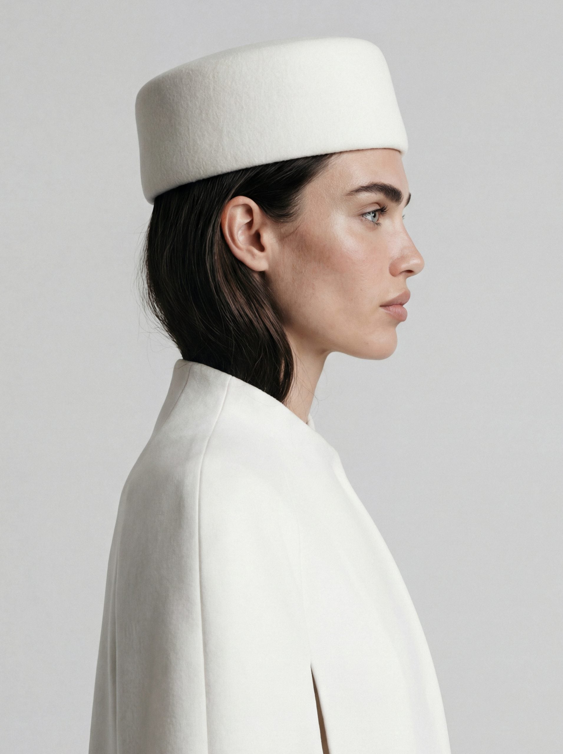 Stephanie pill hat, Milk