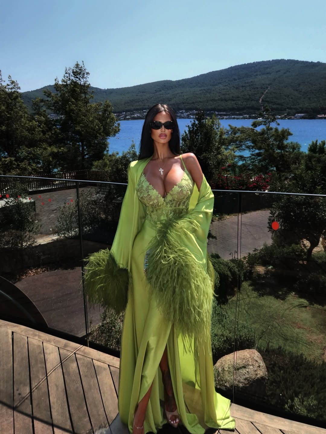 Kimono Eva with maxi ostrich boa bright green