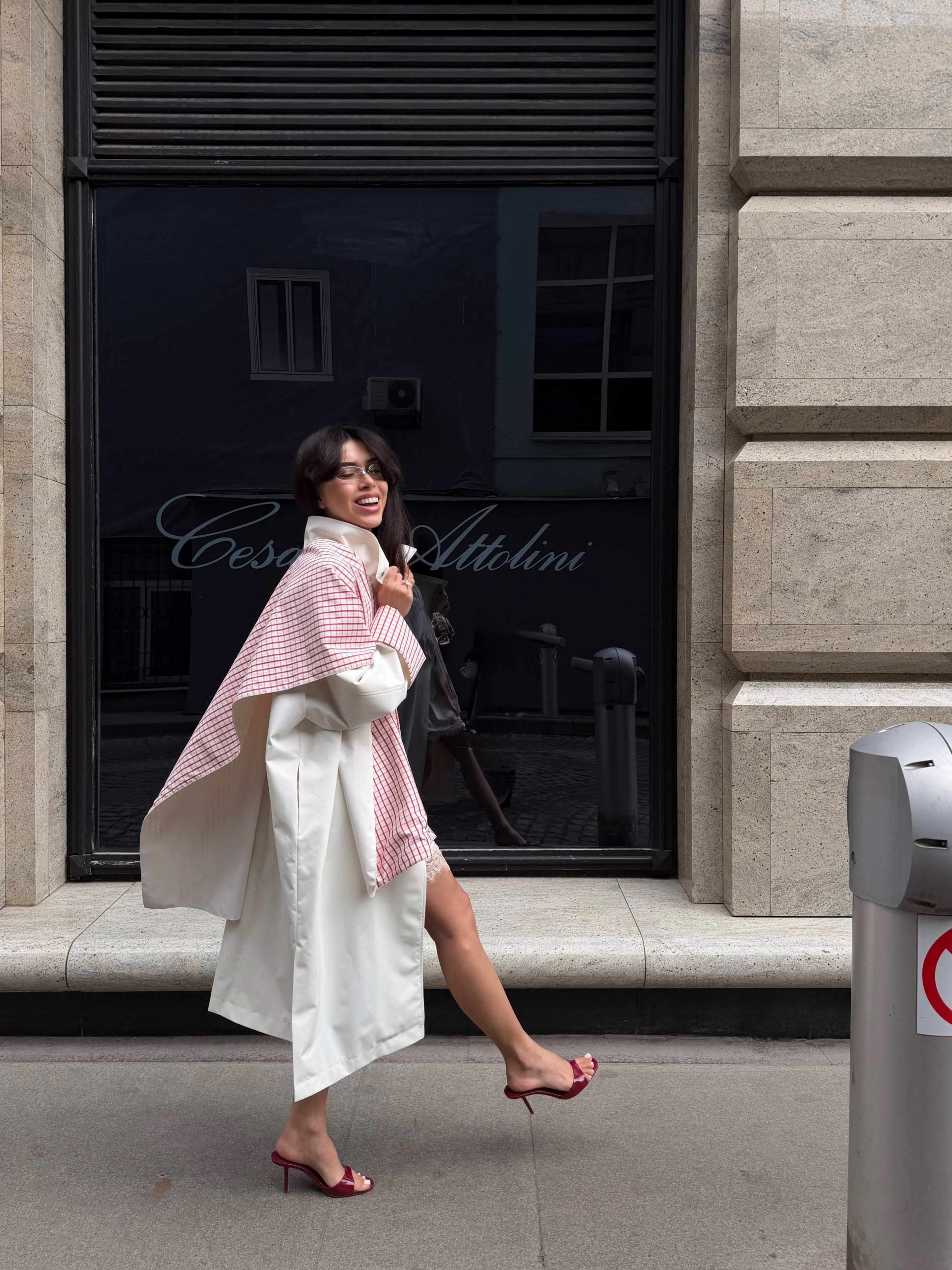 Raincoat with stole and accent lining, Milky + Red