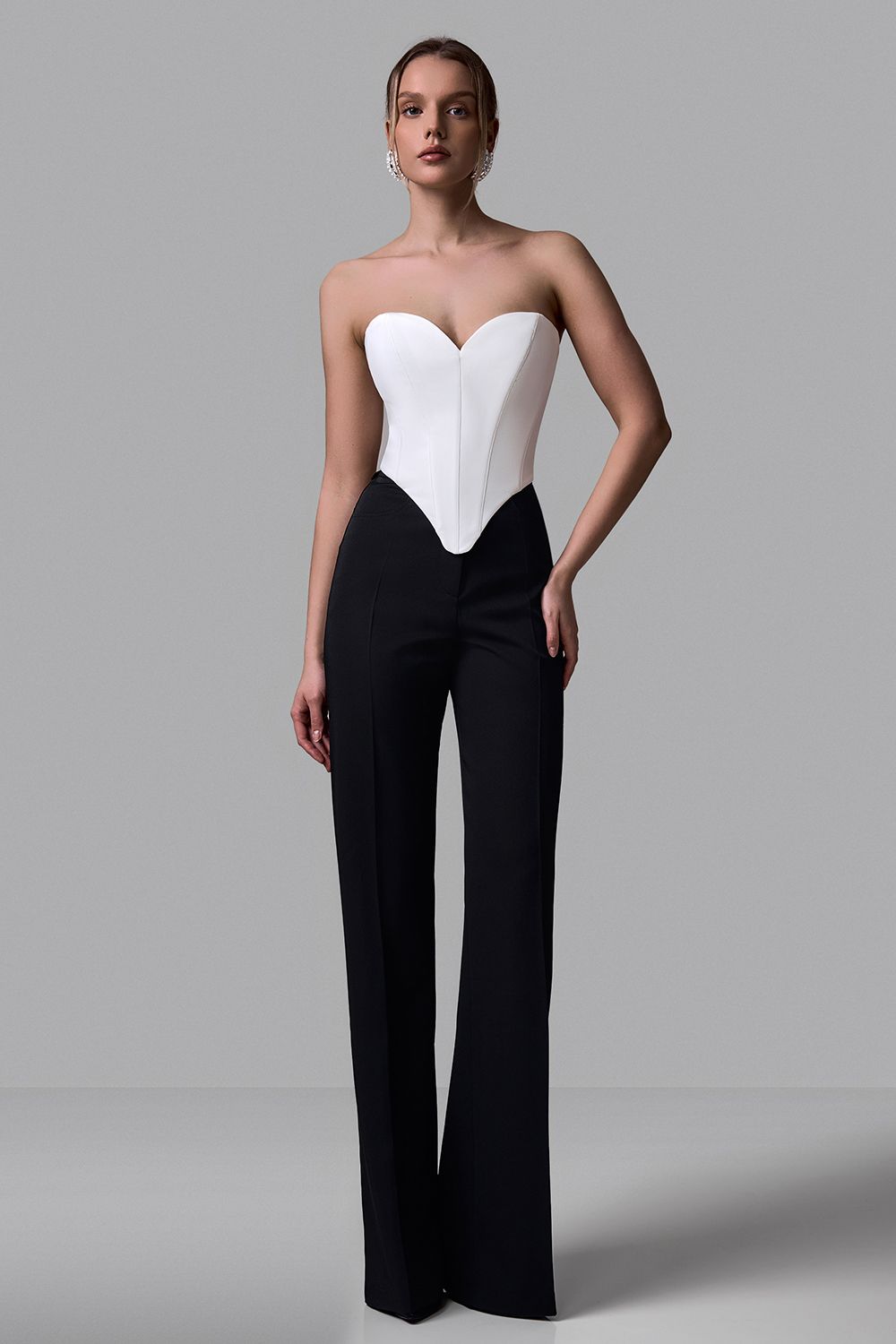 Elegant corset with a heart-shaped neckline